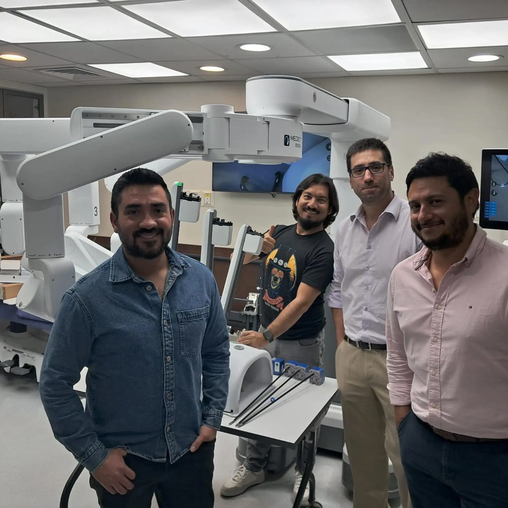 Visita equipo de cirujanos HLS a plataforma robótica.