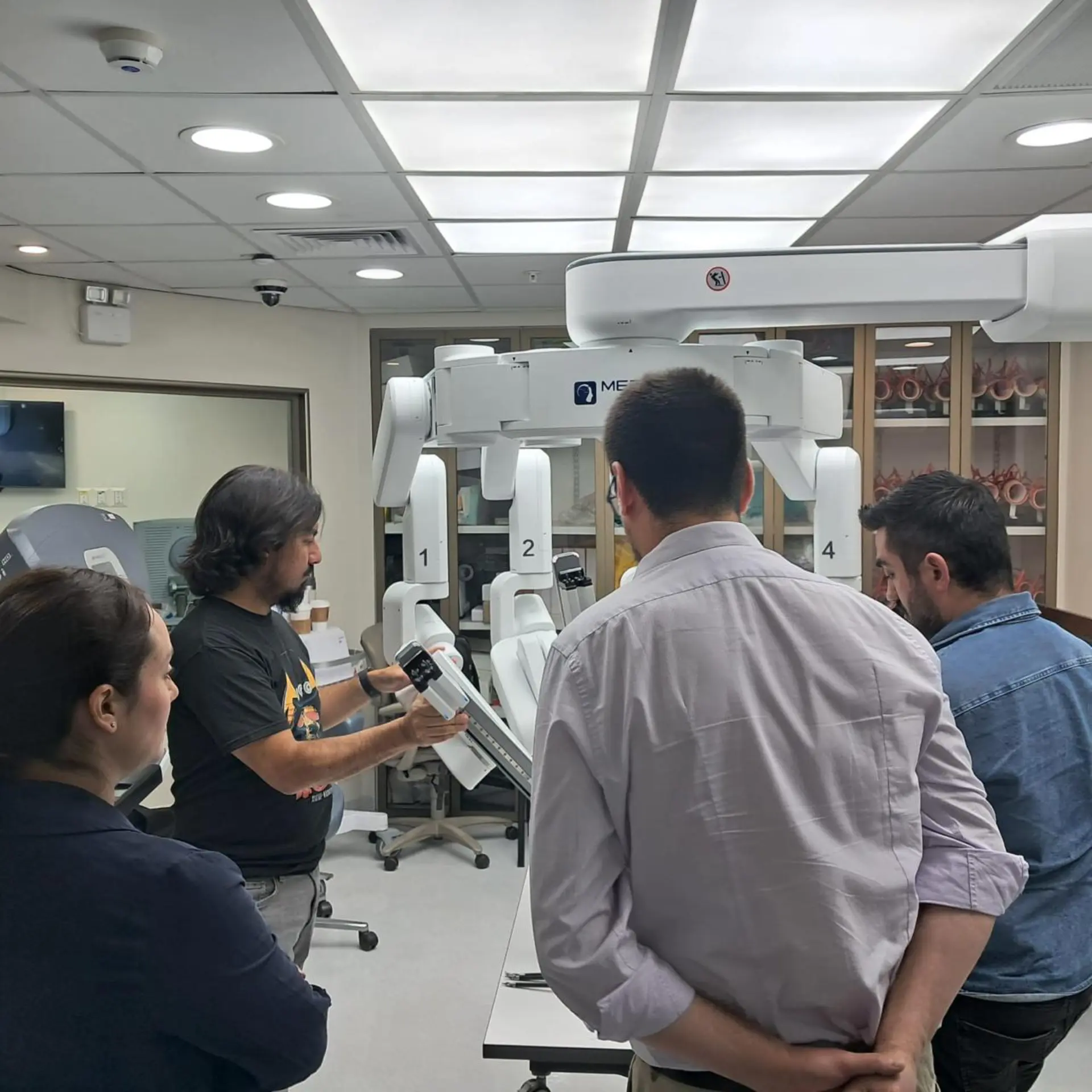 Visita equipo de cirujanos HLS a plataforma robótica.