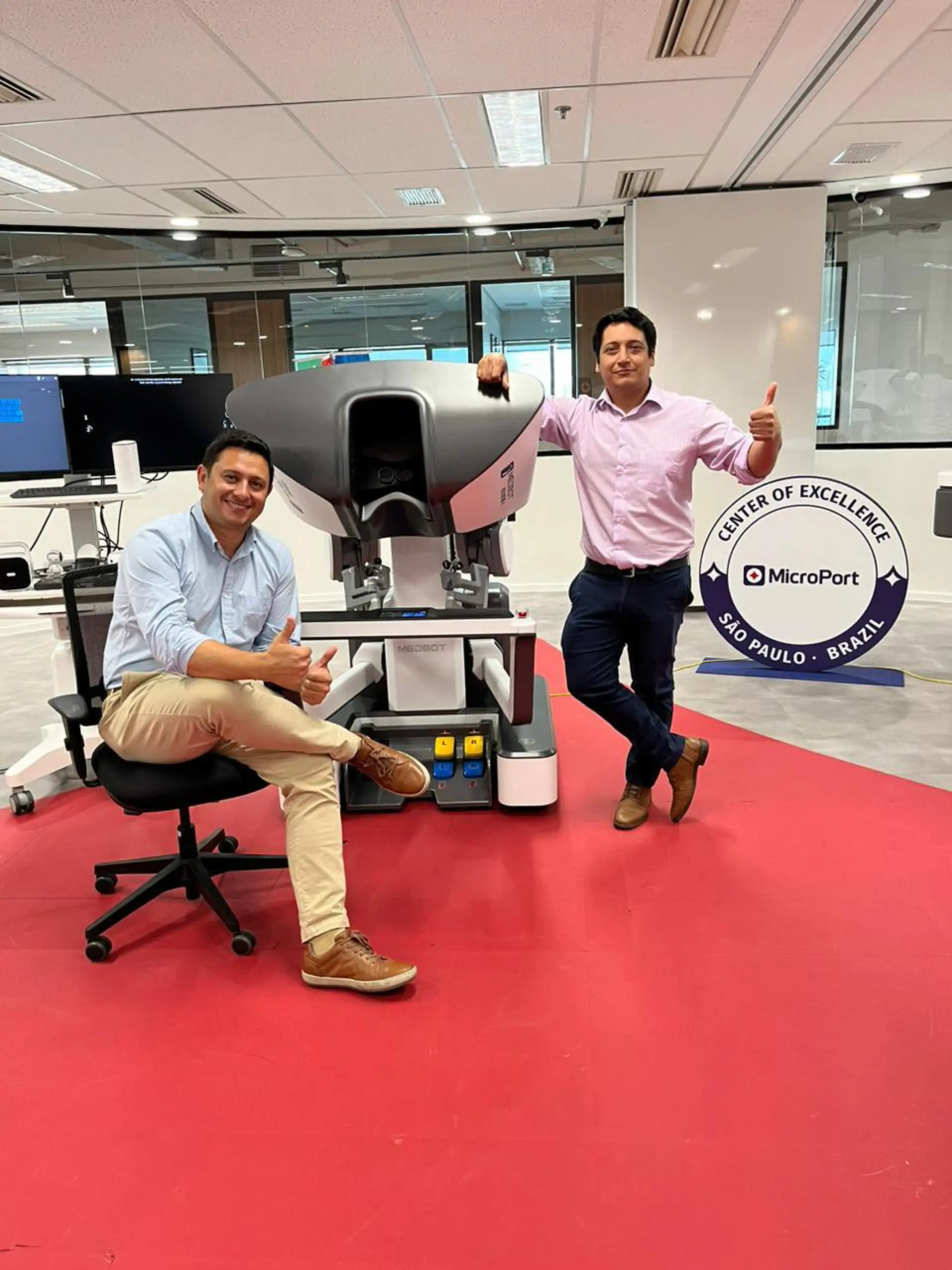 Entrenamiento de los cirujanos robóticos Dr. Alexander Andrusco y Dr. Álvaro Vera en el Centro MicroPort Sao Paulo, Brasil.