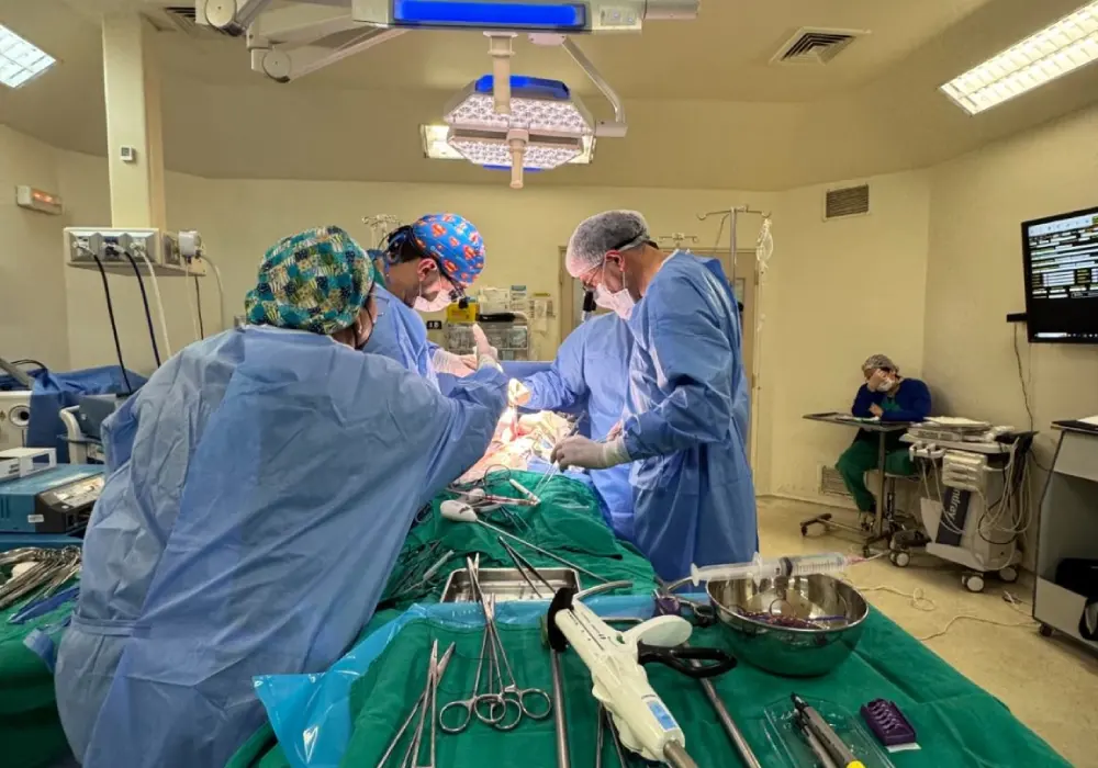 Hospital de La Serena realiza inédita cirugía digestiva de alta complejidad para salvar la vida de paciente oncológico
